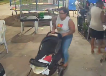 En una plaza frecuentada por familias y niños