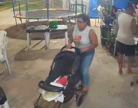 En una plaza frecuentada por familias y niños